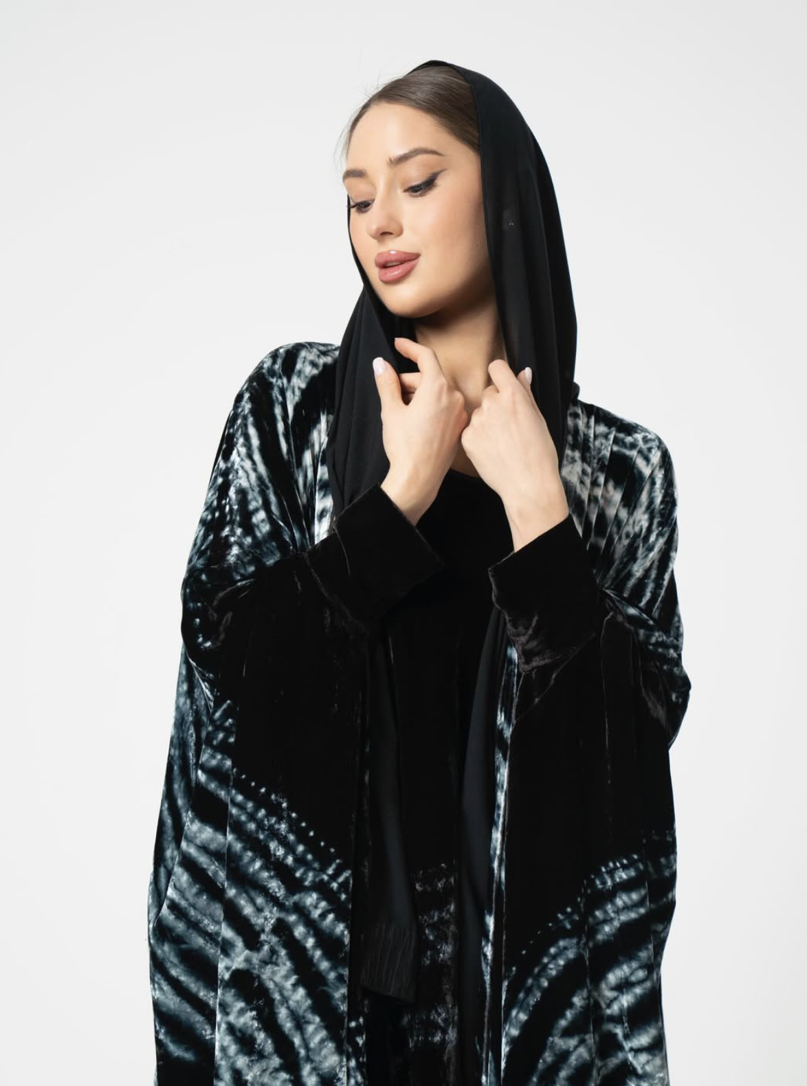 ٥-عباءة مخمل مطبوع فاخرة من Velvet Touch