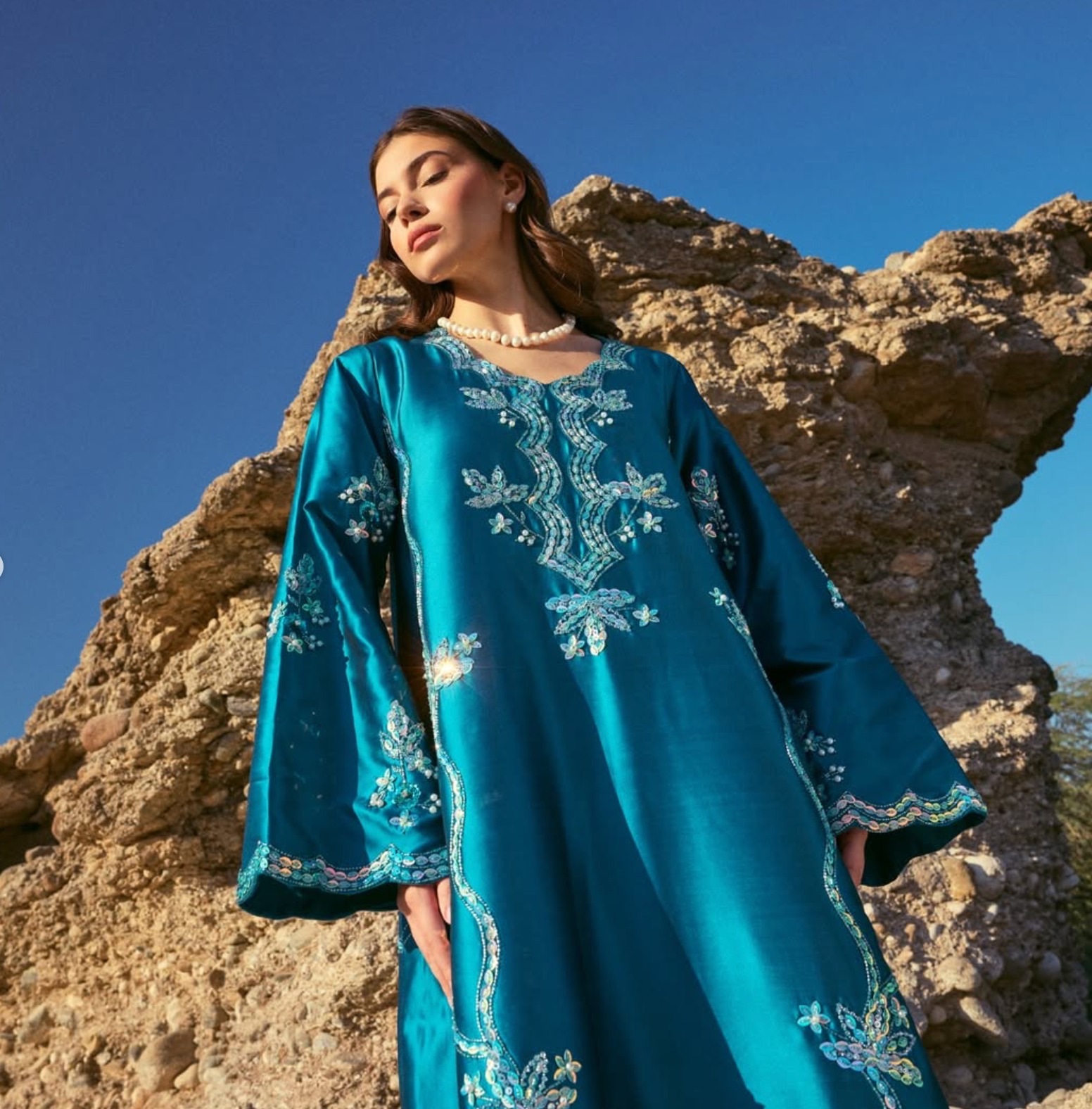 ٦- ثوب أنيق مطرز من تصميم نور البحراني