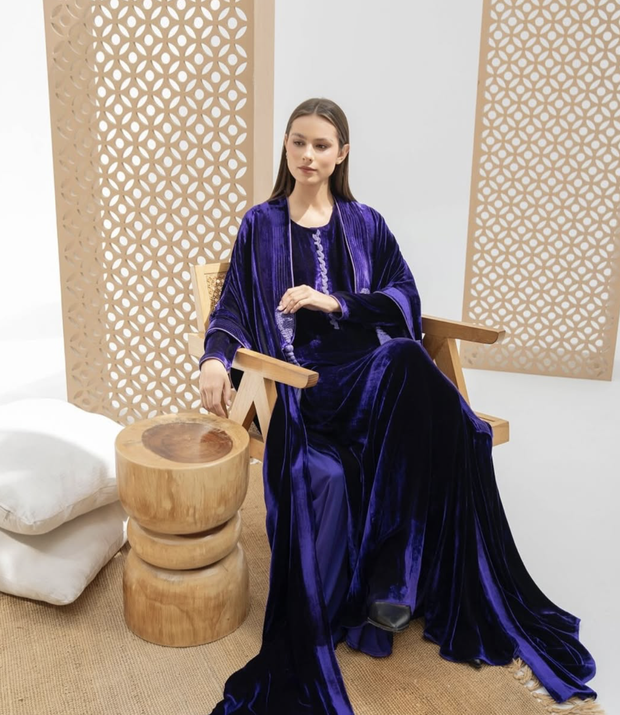 ٦-طقم عباءة مع ثوب مخمل من Haifa M Couture