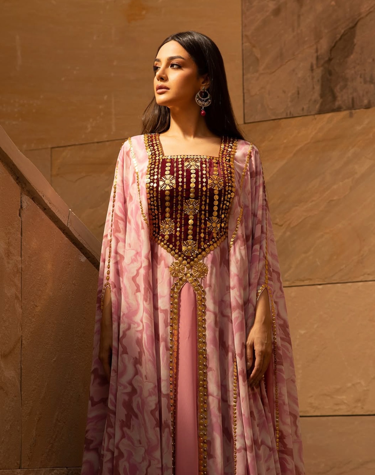 ٨- ثوب تقليدي مطرز من تصميم نورة كريم من Khalijia Boutique