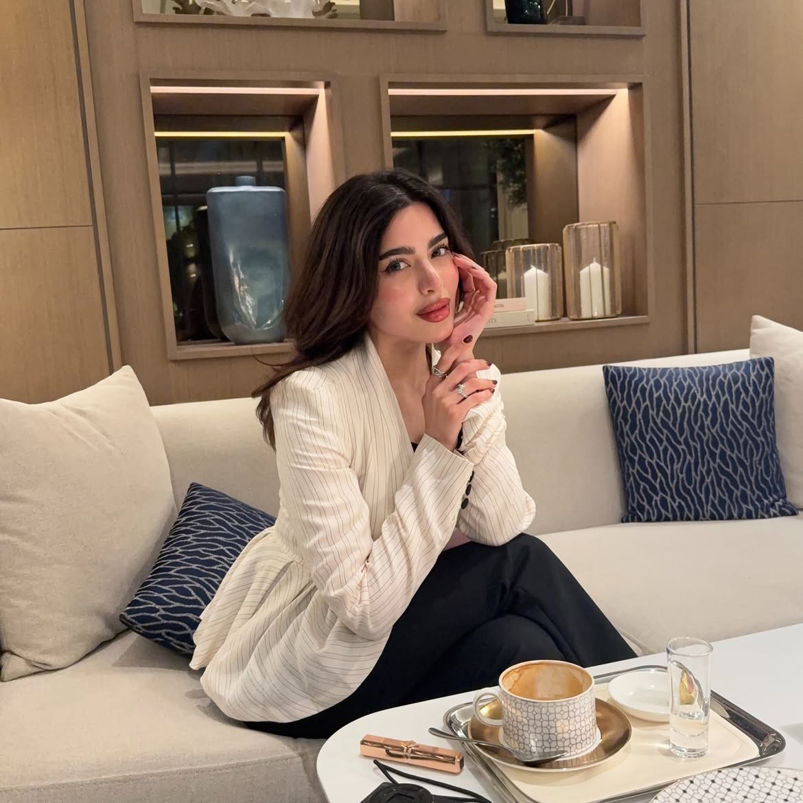“أكثر الصيحات استمرارًا هي البشرة الصحية والمشرقة التي تبرز الجمال الطبيعي.”