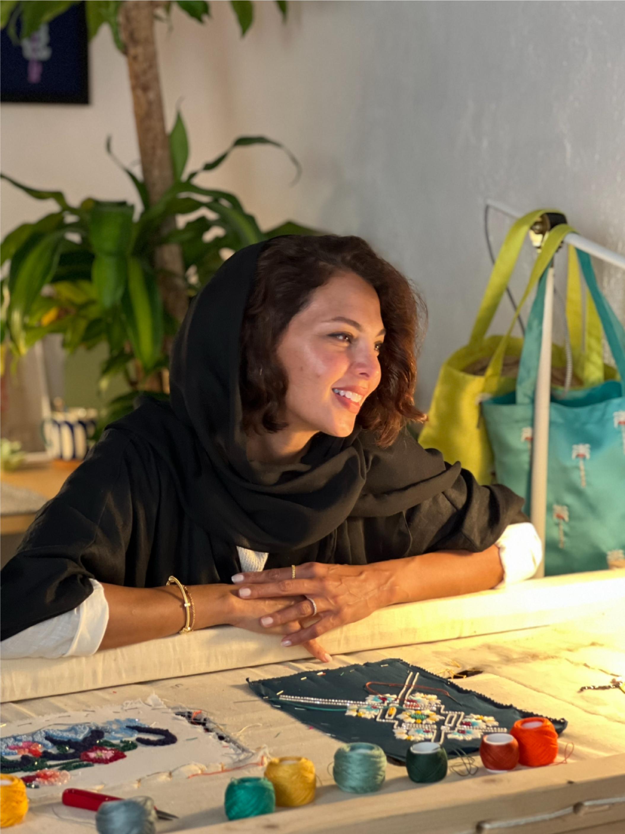 “التطريز بالنسبة لي لغة أخلق من خلالها المعنى.”