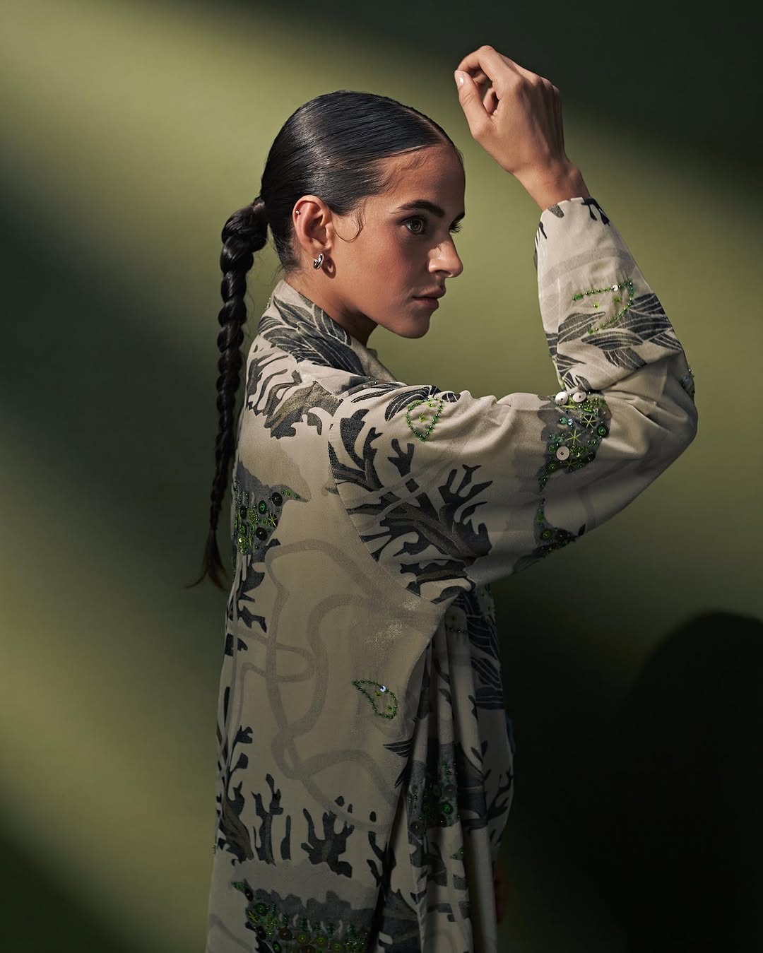 “نختار من الصيحات ما يعزّز هويتنا دون أن يطغى عليها.”