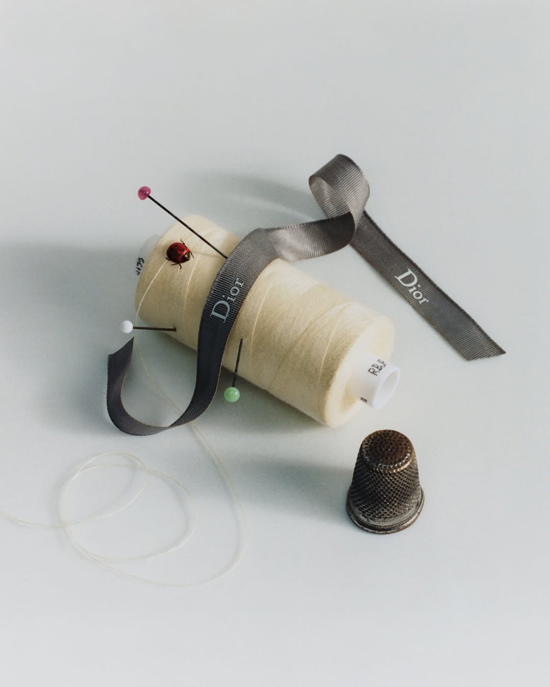 عاد المدير الإبداعي لديور "جوناثان أندرسون" إلى الشعار الذي اختاره كريستيان ديور عام 1946