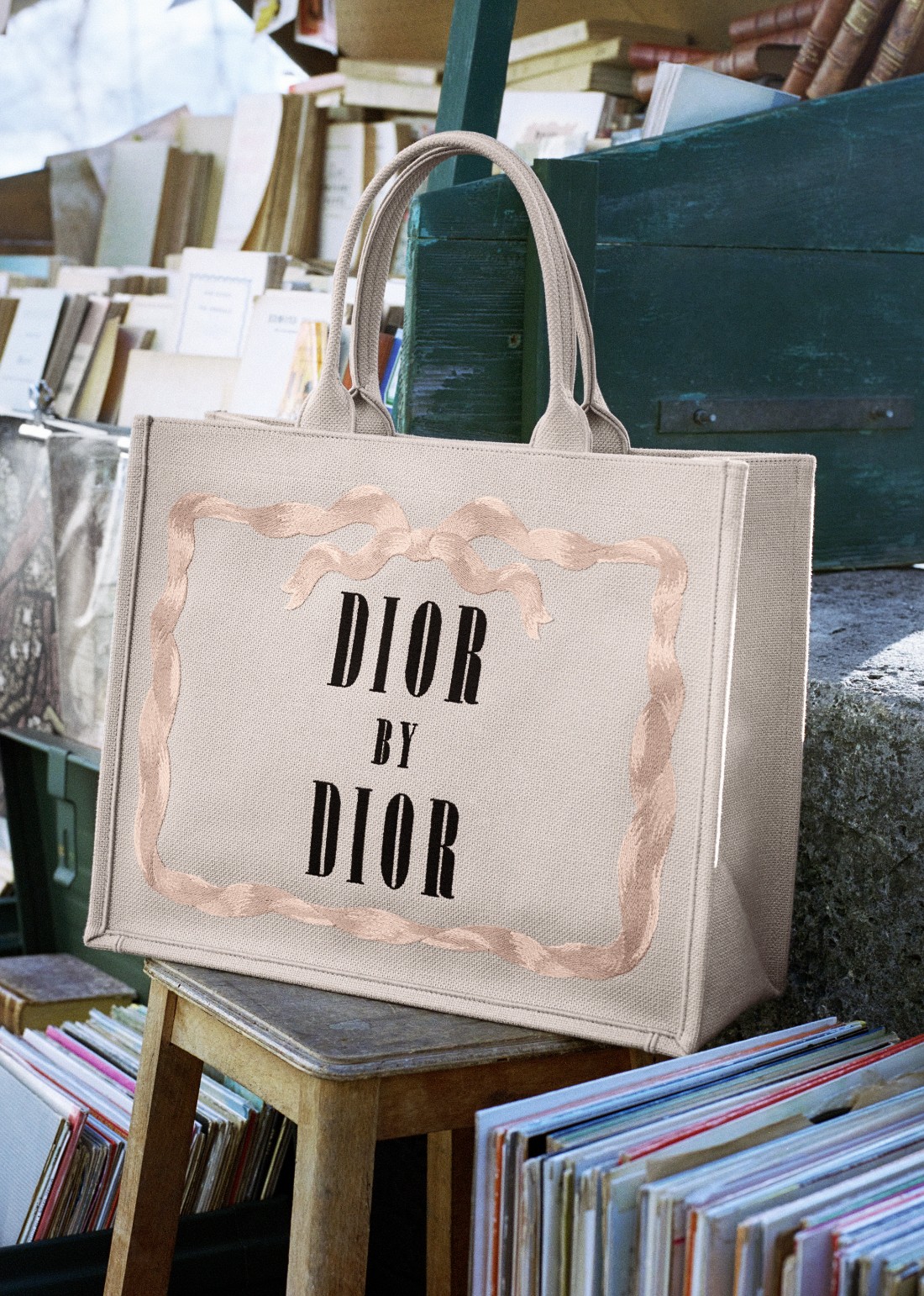 تتوفّر حقائب "ديور بوك توت" Dior Book Tote الفريدة بثلاثة أحجام راقية 