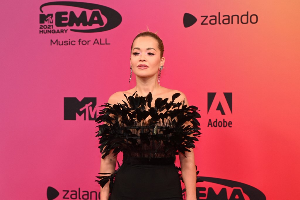 اطلالة ريتا اورا بالاقراط الطويلة