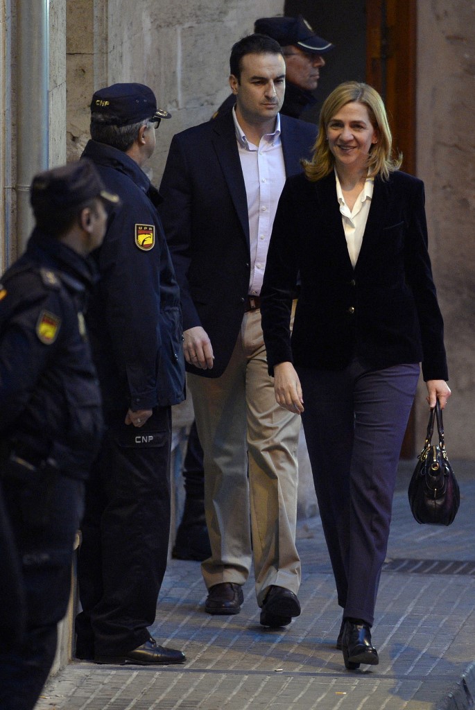 اطلالات إنفانتا كريستينا بموضة البلايزر