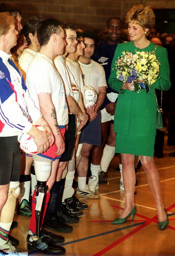 الأميرة ديانا بإطلالة أنيقة بحذاء بلون الفستان