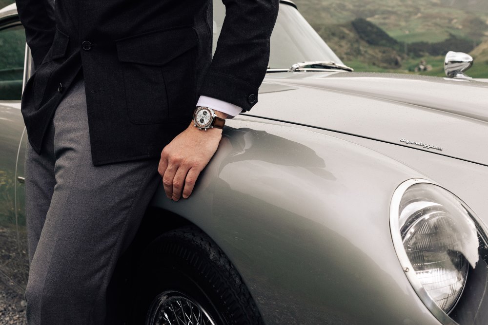 الزمن والسرعة يلتقيان مجدداً: Breitling و Aston Martin يقدمان Top Time تكريم للعبة DB5 الأيقونية