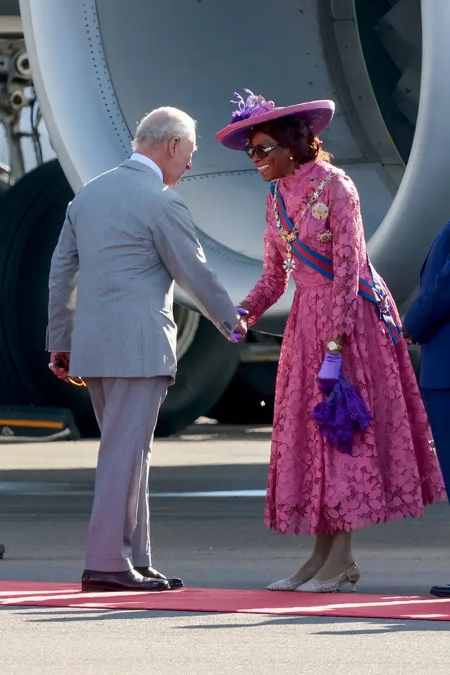 الملك تشارلز يبدأ جولة طويلة في الكاريبي