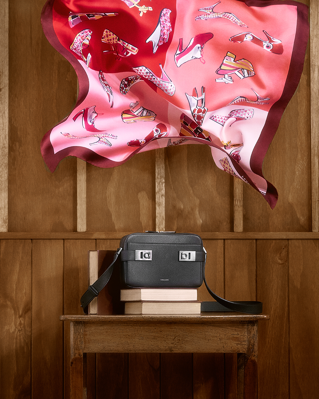 تقدّم العلامة أوشحة حريرية فاخرة 