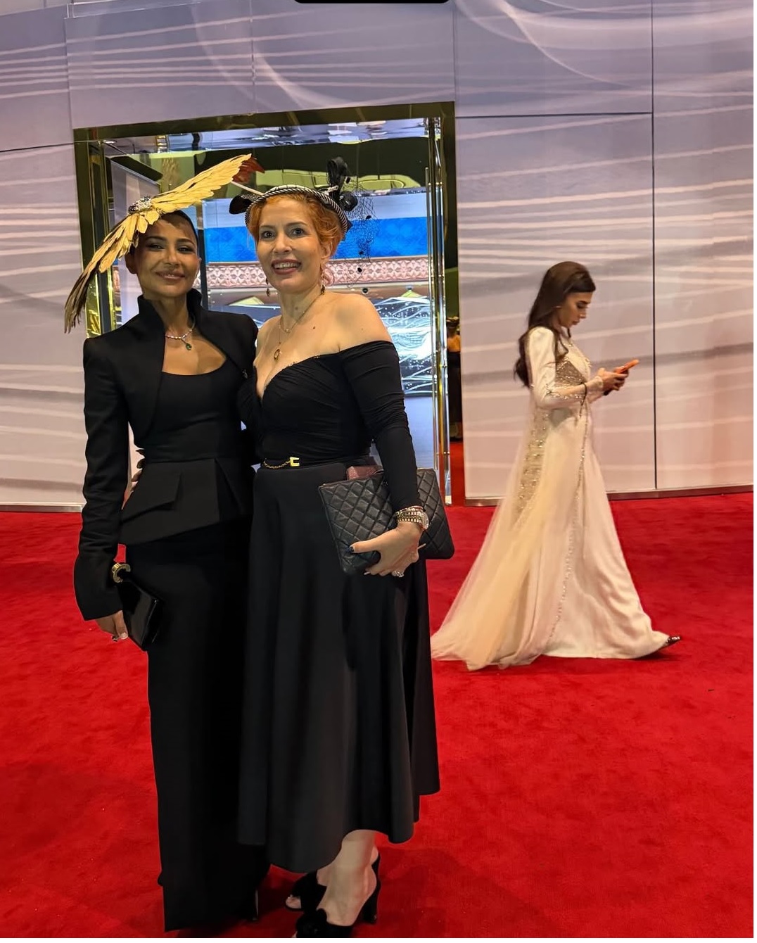 مهيرة عبدالعزيز بتنورة ماكسي بقصة بنسل مع بلوزة مزينة بأطراف الكلوش