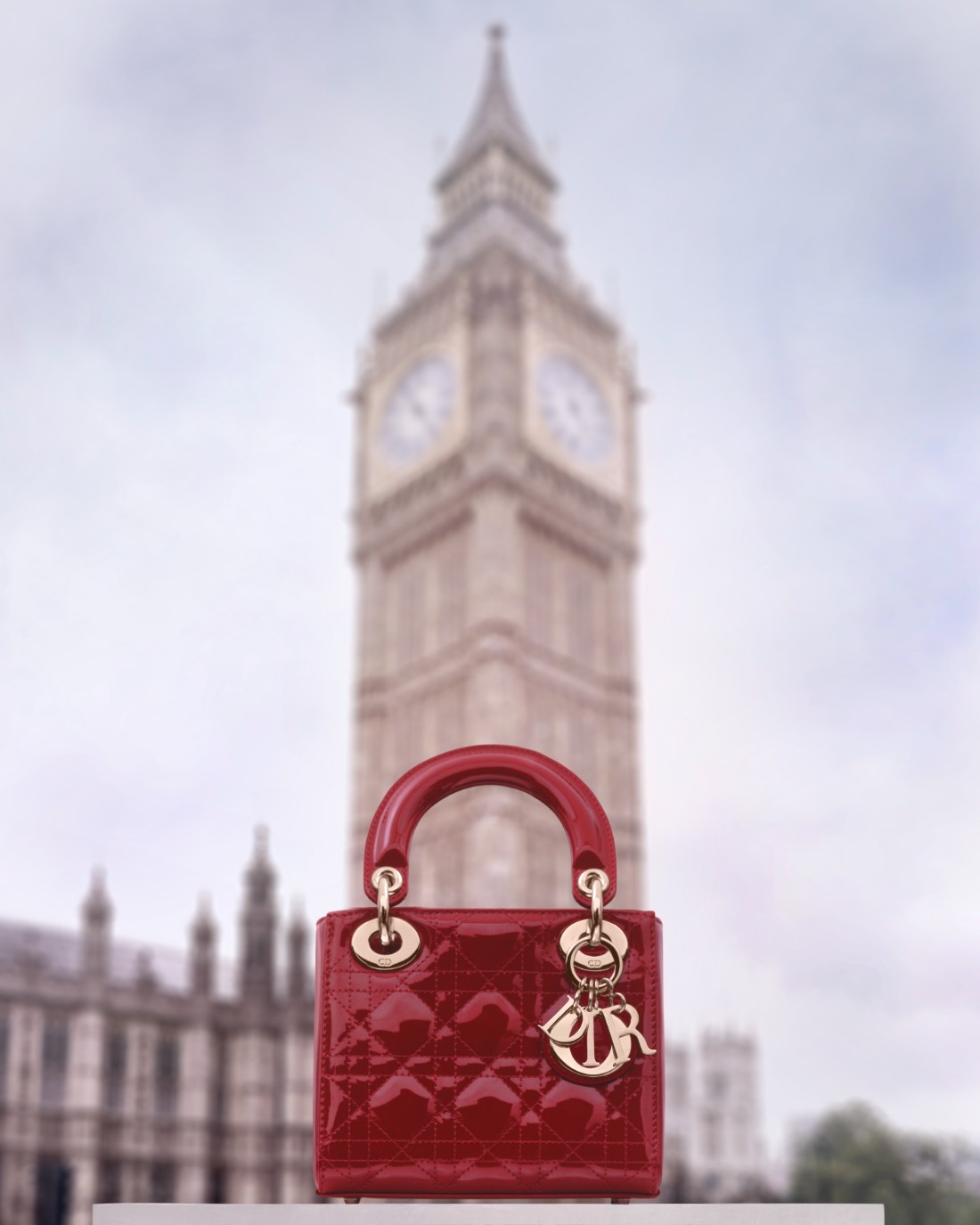 حقيبة "ليدي ديور" Lady Dior في رحلة حول العالم