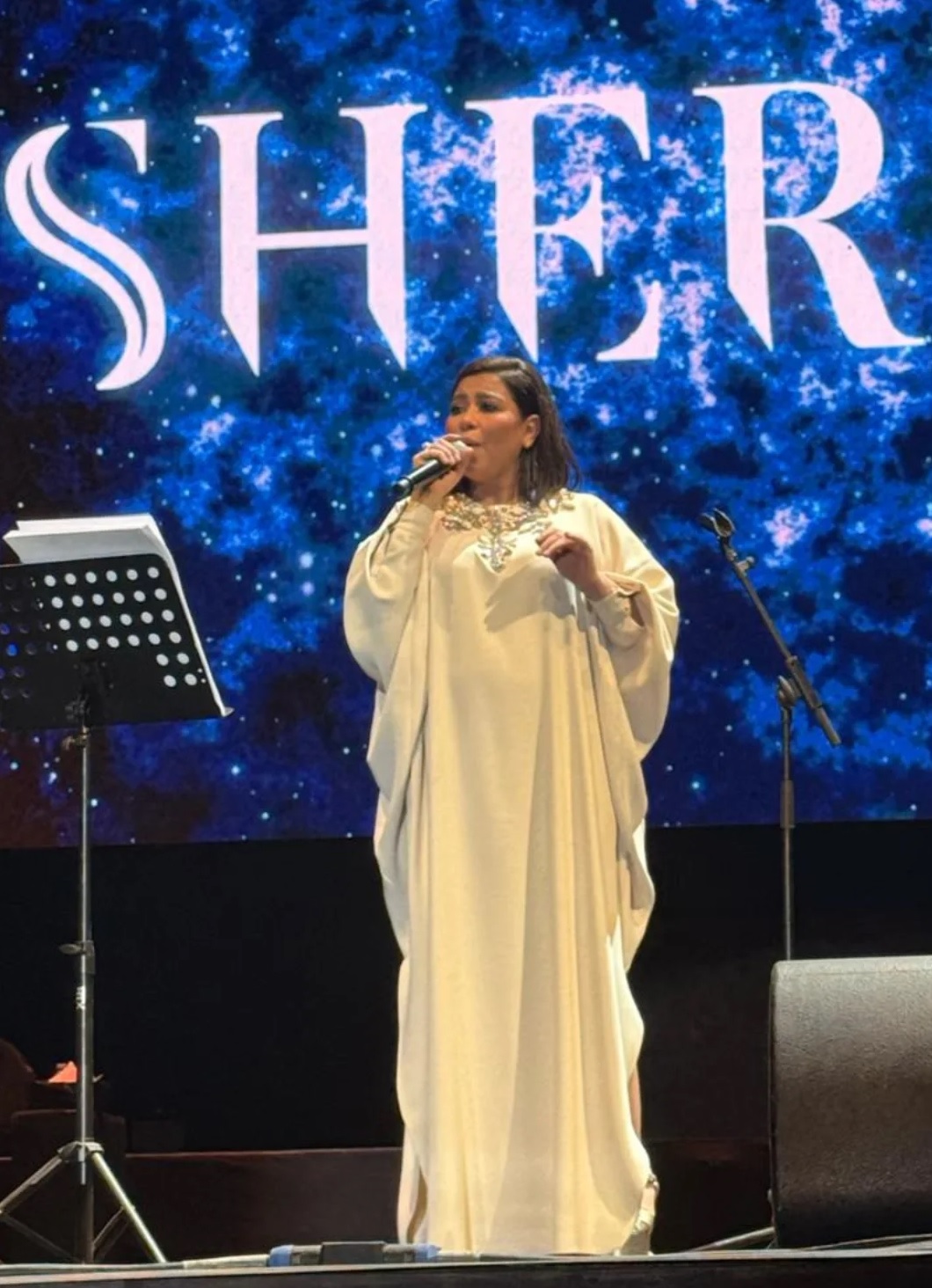 شيرين عبدالوهاب بستايل الفستان الفضفاض في حفلها بموازين