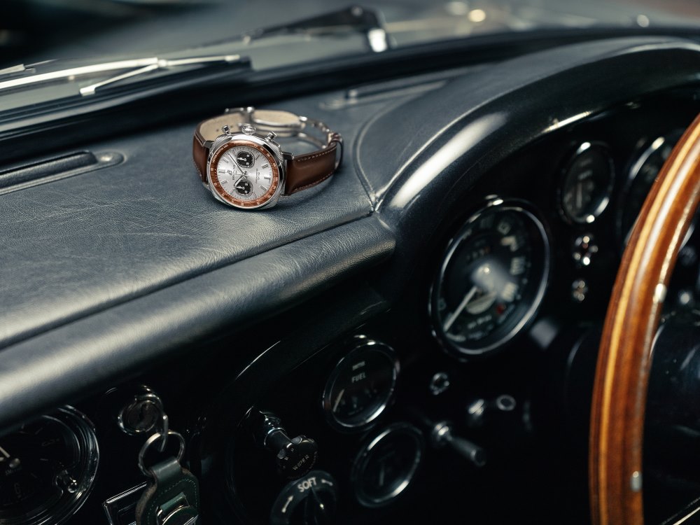 الزمن والسرعة يلتقيان مجدداً: Breitling و Aston Martin يقدمان Top Time تكريم للعبة DB5 الأيقونية