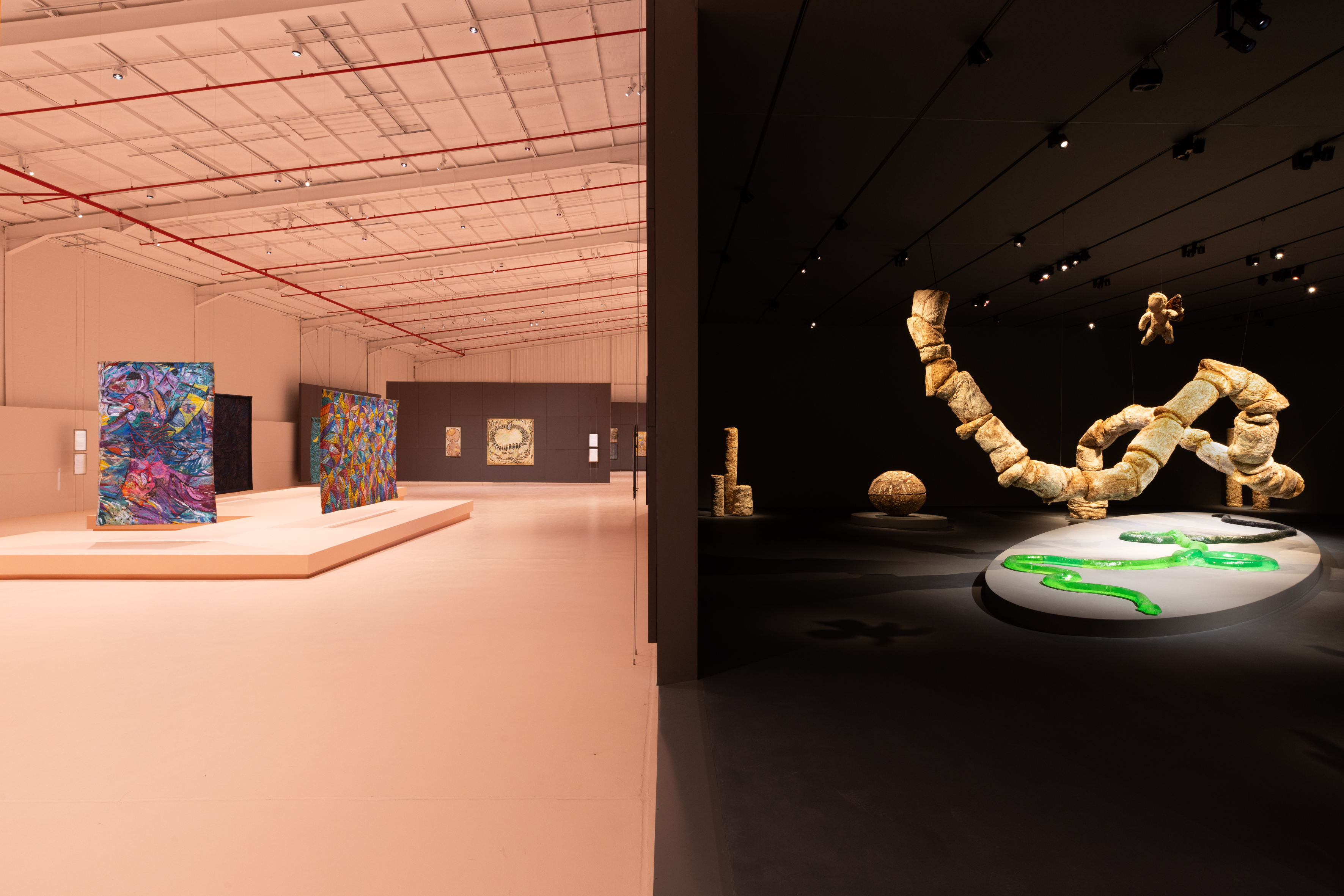 68 فنانًا من أكثر من 37 دولة، وأعمال تُروى بلغات العبور والهجرة والبحث عن المعنى.