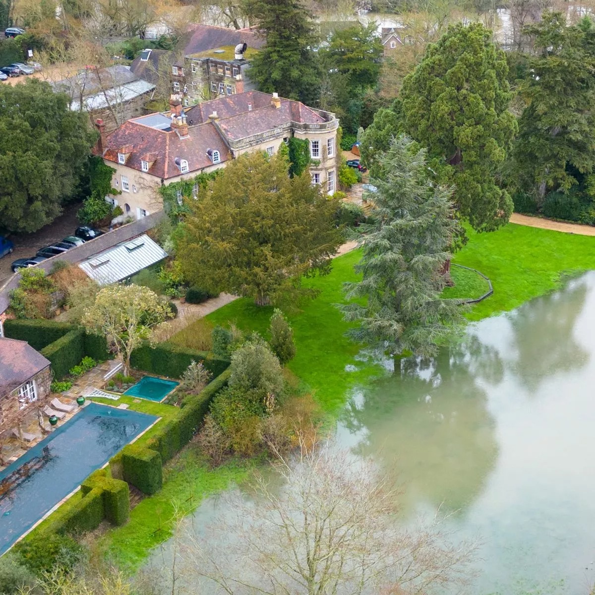 إمبراطورية كلوني العقارية: فيلا أوليندرا ومنازل أمل وجورج حول العالم