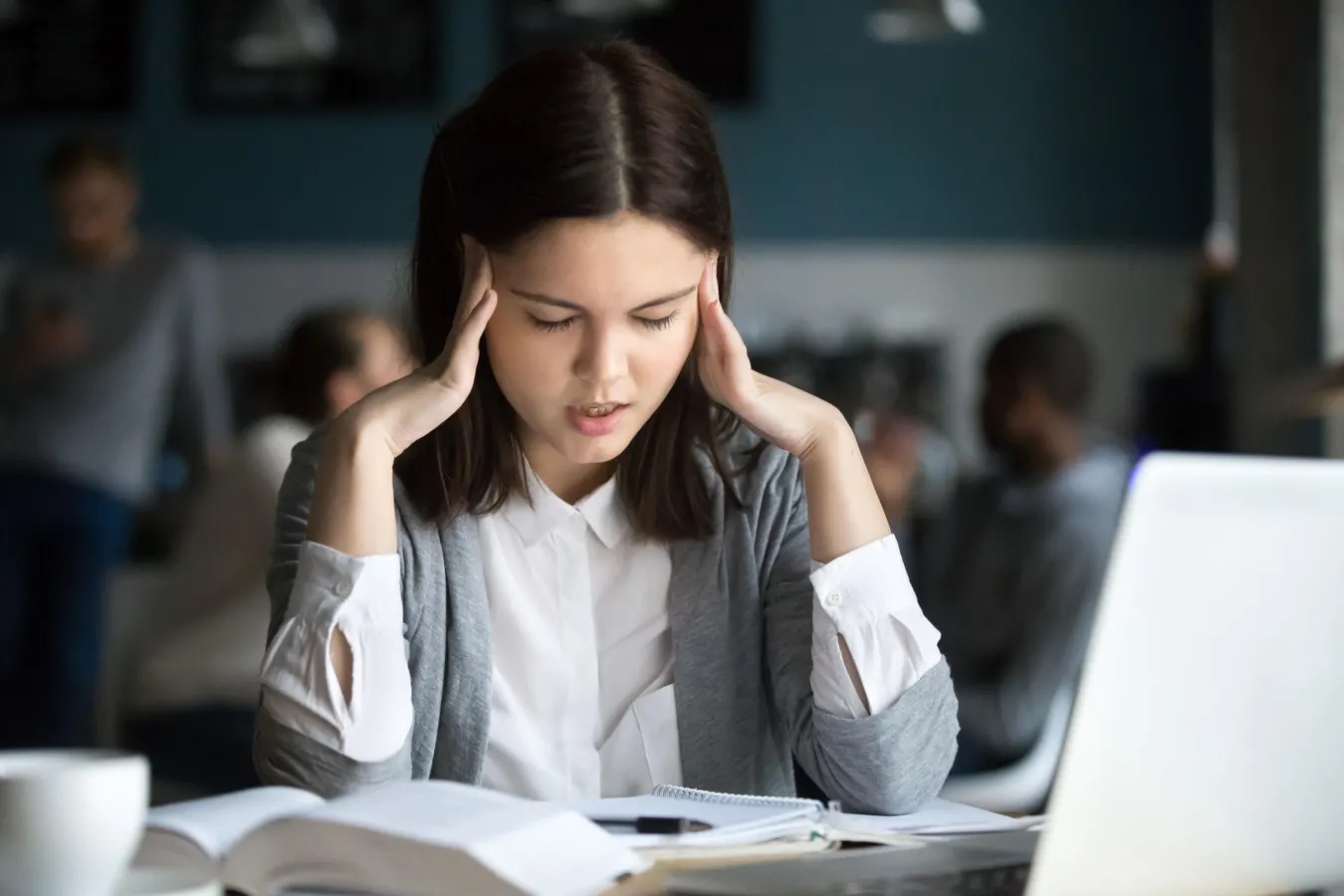 عادات تستنزف ثقتك بنفسك من دون أن تشعري.. تجنبيها