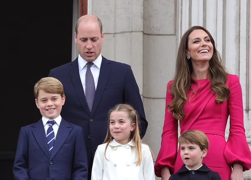 أبناء الأمير وليام وزوجته بصحبته