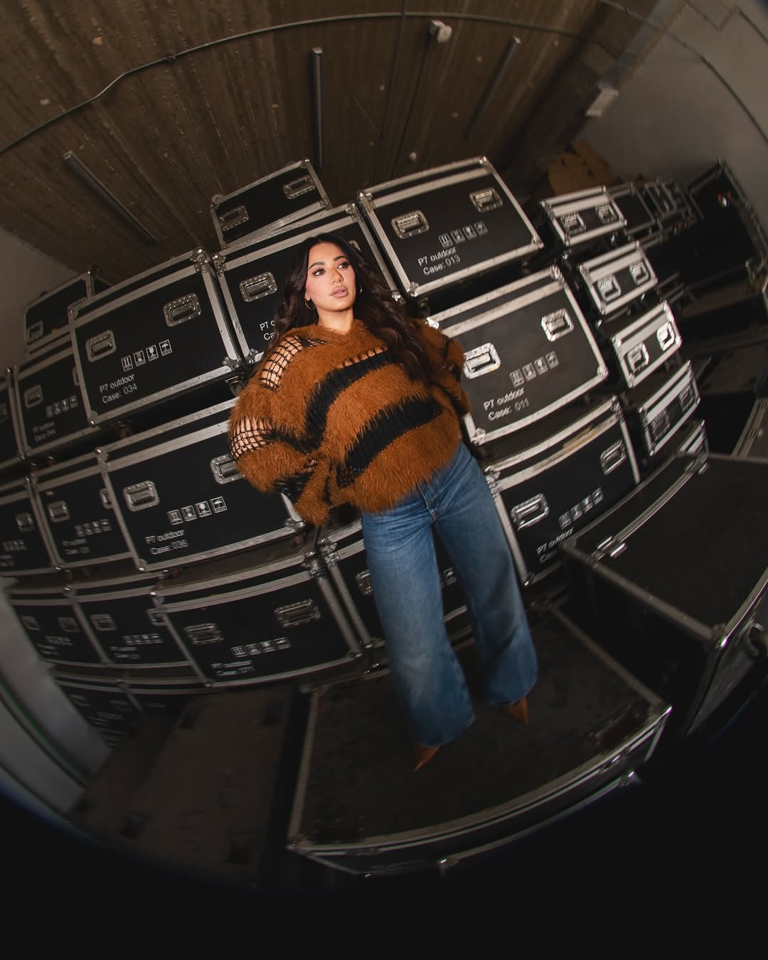 البنطال الواسع من الجينز الأزرق نسقت معه بلوفر أوفر سايز