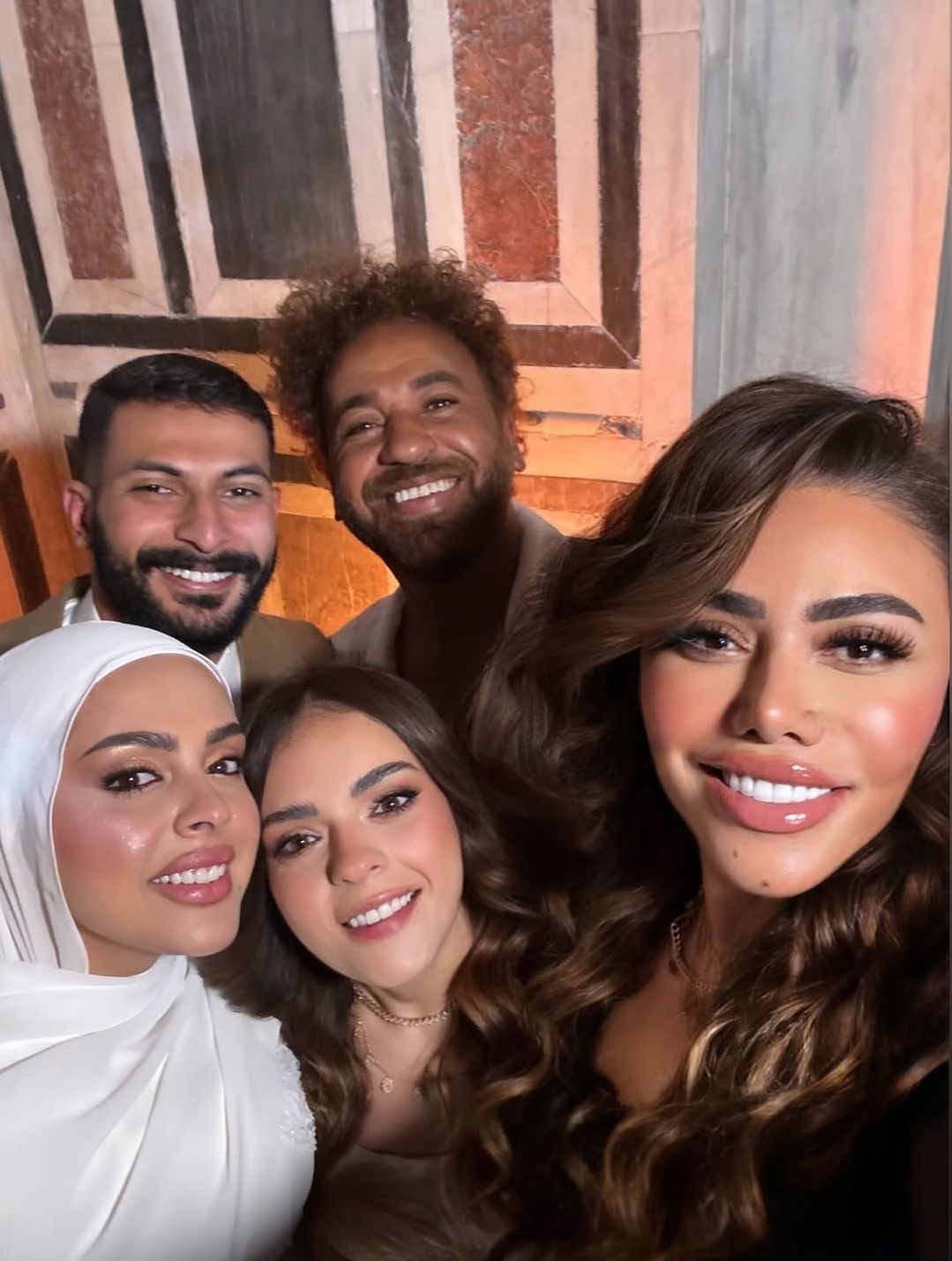 لحظات عائلية خاصة لأسرة محمد هنيدي في عقد القران