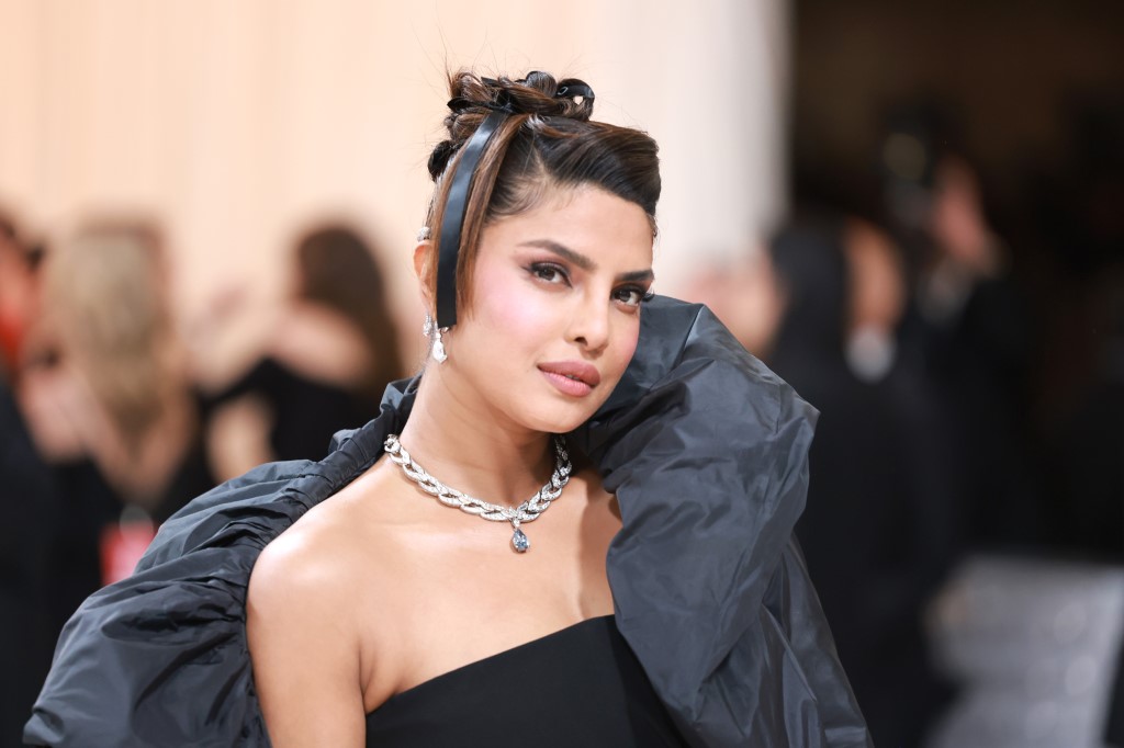 1 رئيسة رسمات المكياج الناعم بأسلوب Priyanka Chopra عام 2023