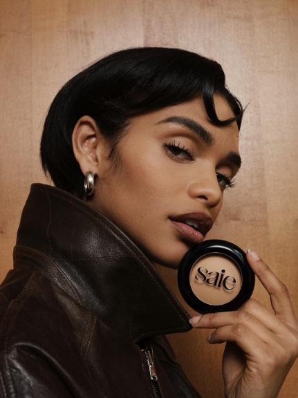 1 رئيسية بودرة التثبيت Slip Tint™ Undetectable Baked، بقوامها الطبيعي الذي تمتصه البشرة بسهولة