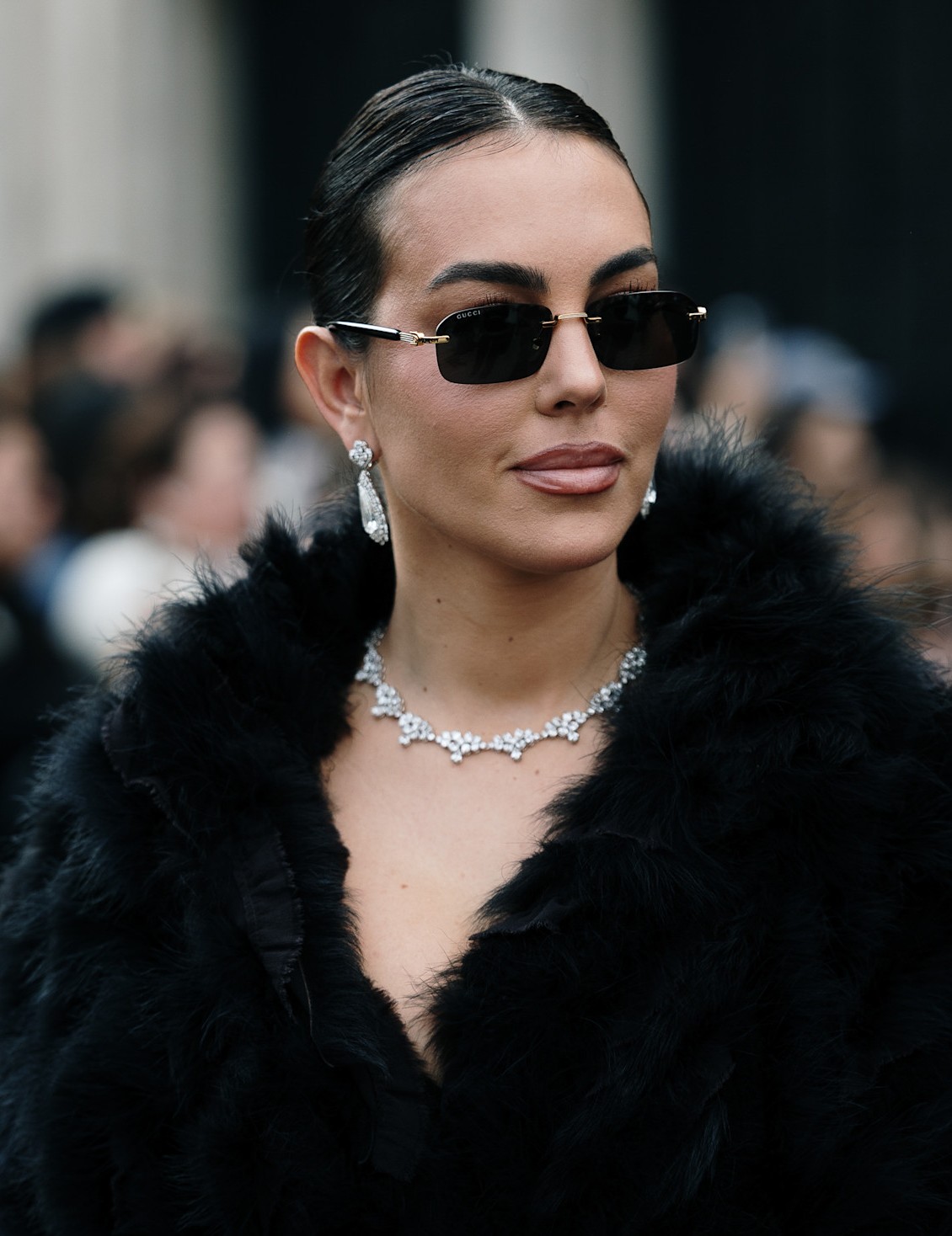 1 رئيسية أحمر الشفاه الغلوسي بأسلوب جورجينا رودريغز في شوارع ميلانو