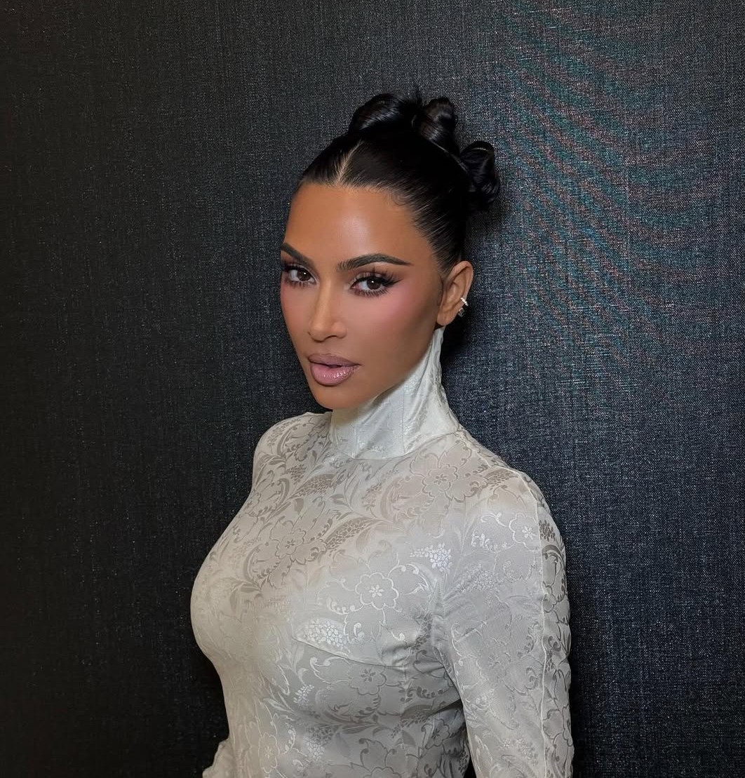 1 رئيسية إطلالة كيم كارداشيان بالمكياج البني المات