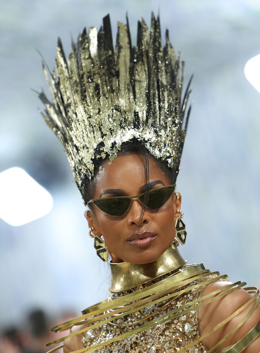 1 رئيسية إطلالة Ciara بأكسسوار التاج الذهبي