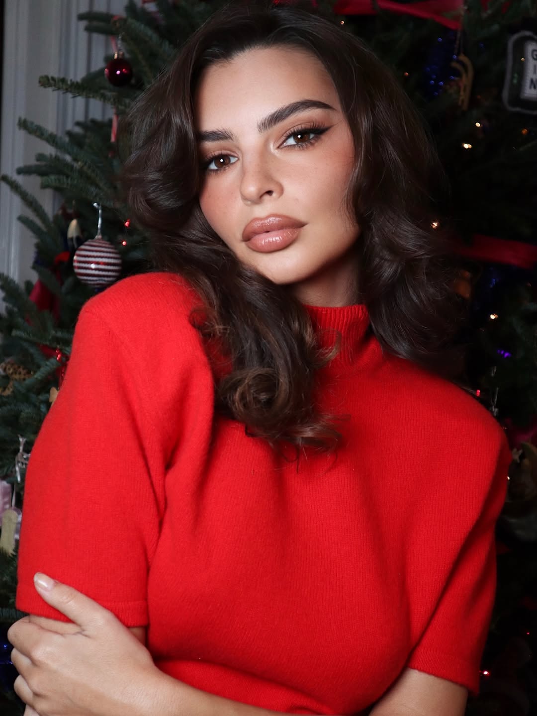 1 رئيسية إطلالة Emily Ratajkowski برسمات المكياج المشمشي