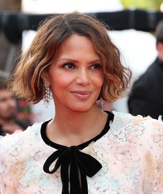 1 رئيسية إطلالة Halle Berry برسمات المكياج الوردي