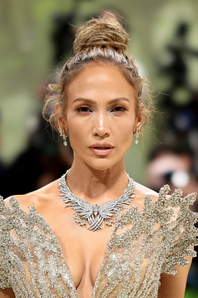 اطلالة Jennifer Lopez بمكياج براق