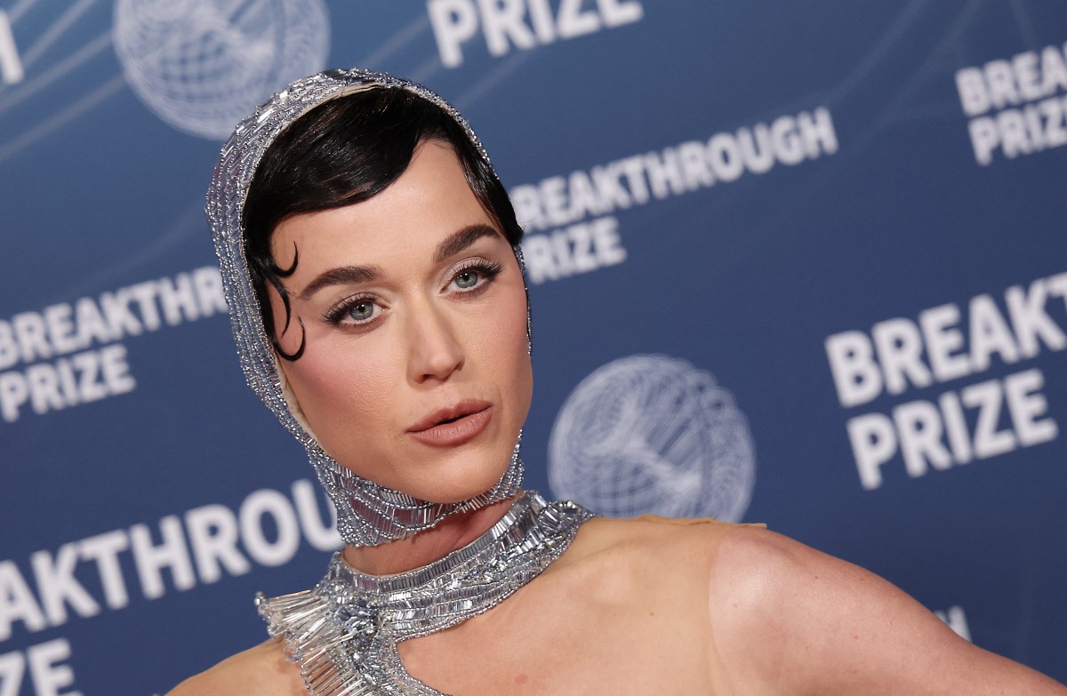 1 رئيسية إطلالة Katy Perry برسمات الظلال البيضاء