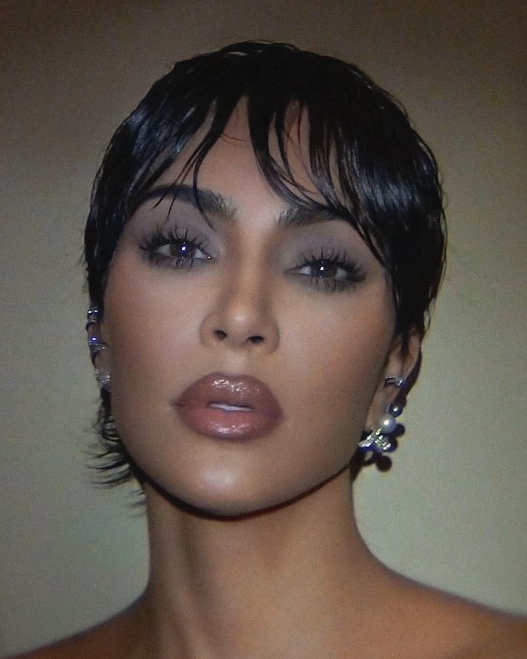 1 رئيسية إطلالة Kim Kardashian بالمكياج الكحلي خلال عرض أزياء Alaïa الباريسي