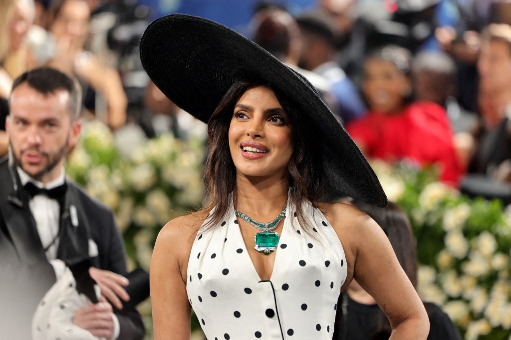 1 رئيسية إطلالة Priyanka Chopra برسمات المكياج البني 