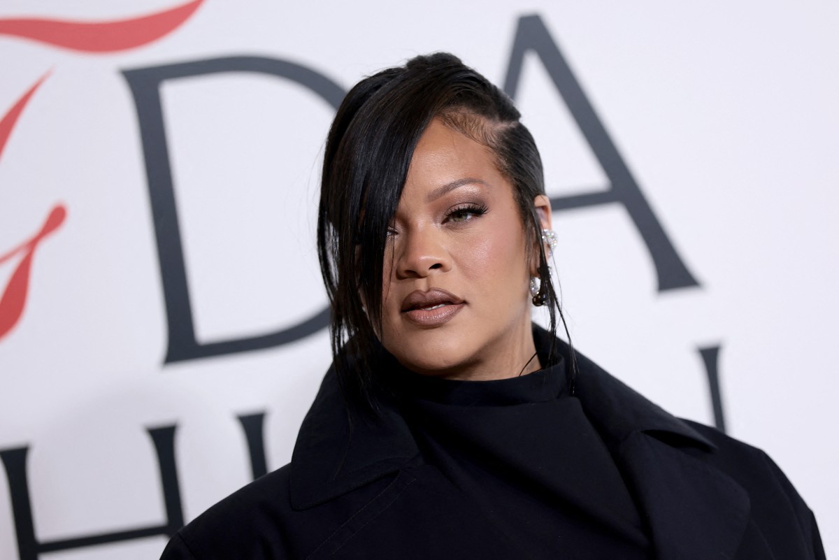 1 رئيسية إطلالة Rihanna برسمات المكياج البني البراق