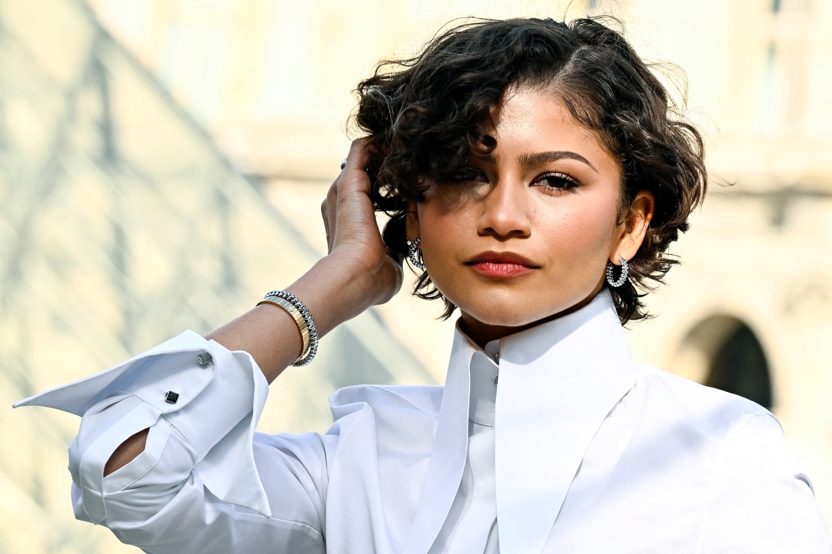 1 رئيسية إطلالةZendaya  بتسريحة الشعر القصيرة في باريس في عرض أزياء Louis Vuitton