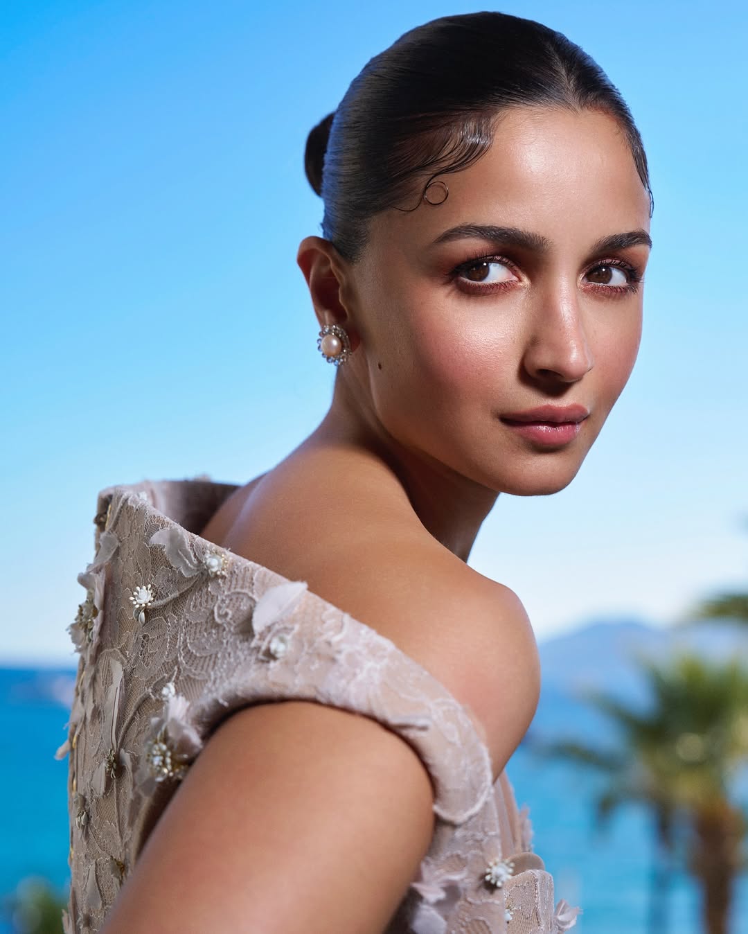 1 رئيسية اطلالة Alia Bhatt برسمات المكياج المشرق والملفت- الصورة من حسابها على انستغرام