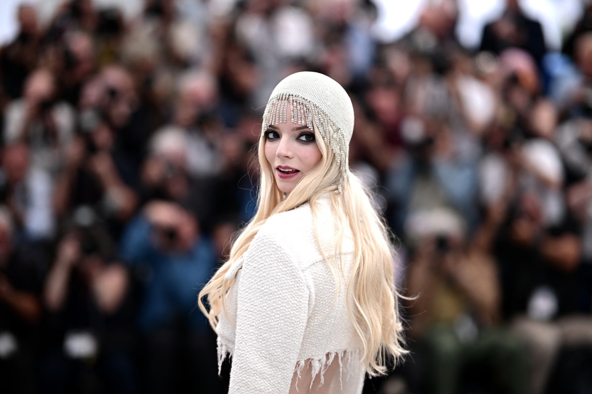 اطلالة Anya Taylor-Joy بأكسسوارات القبعة الدائرية الكريستالية