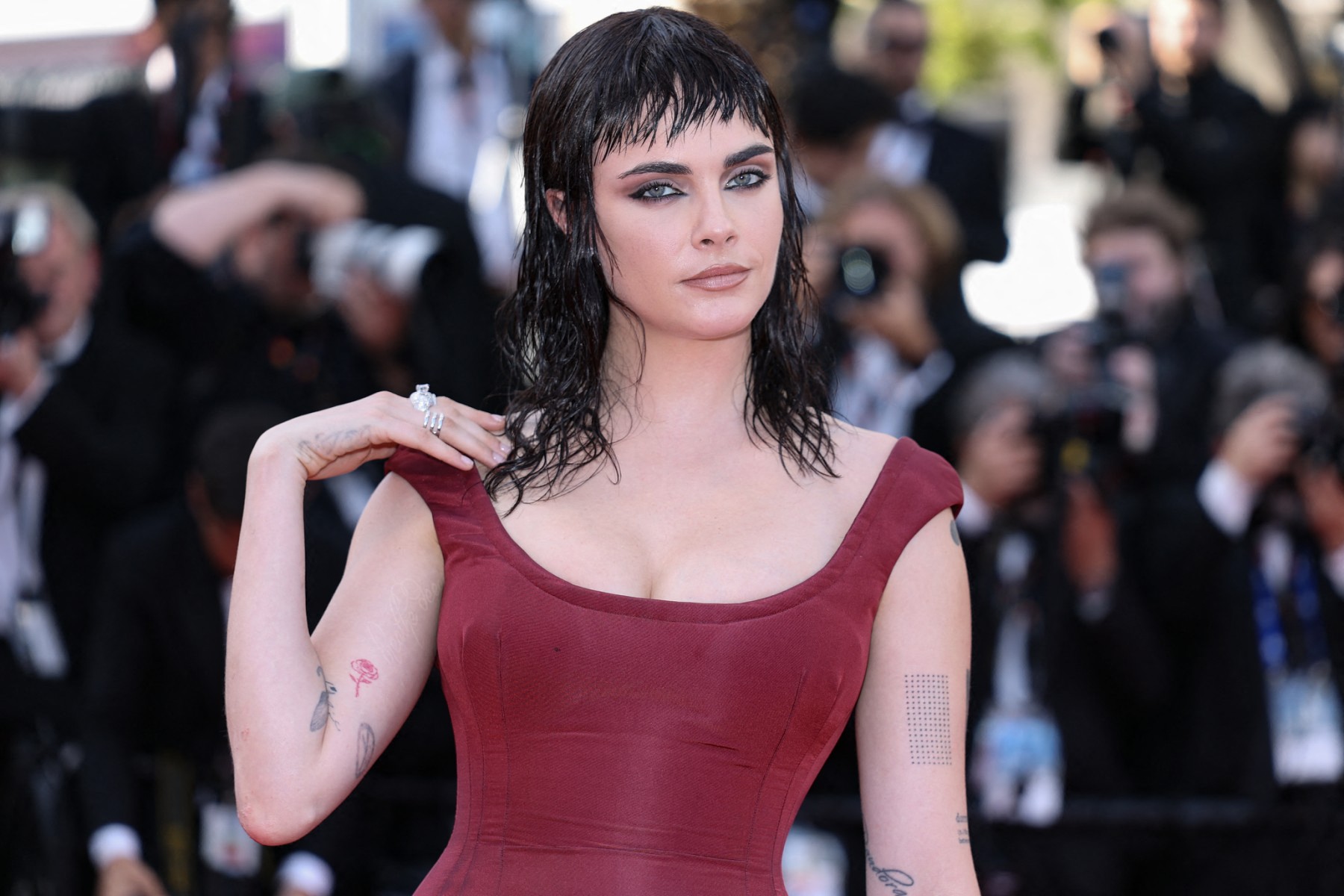 اطلالة Cara Delevingne بتسريحات مبللة كع الغرة الامامية
