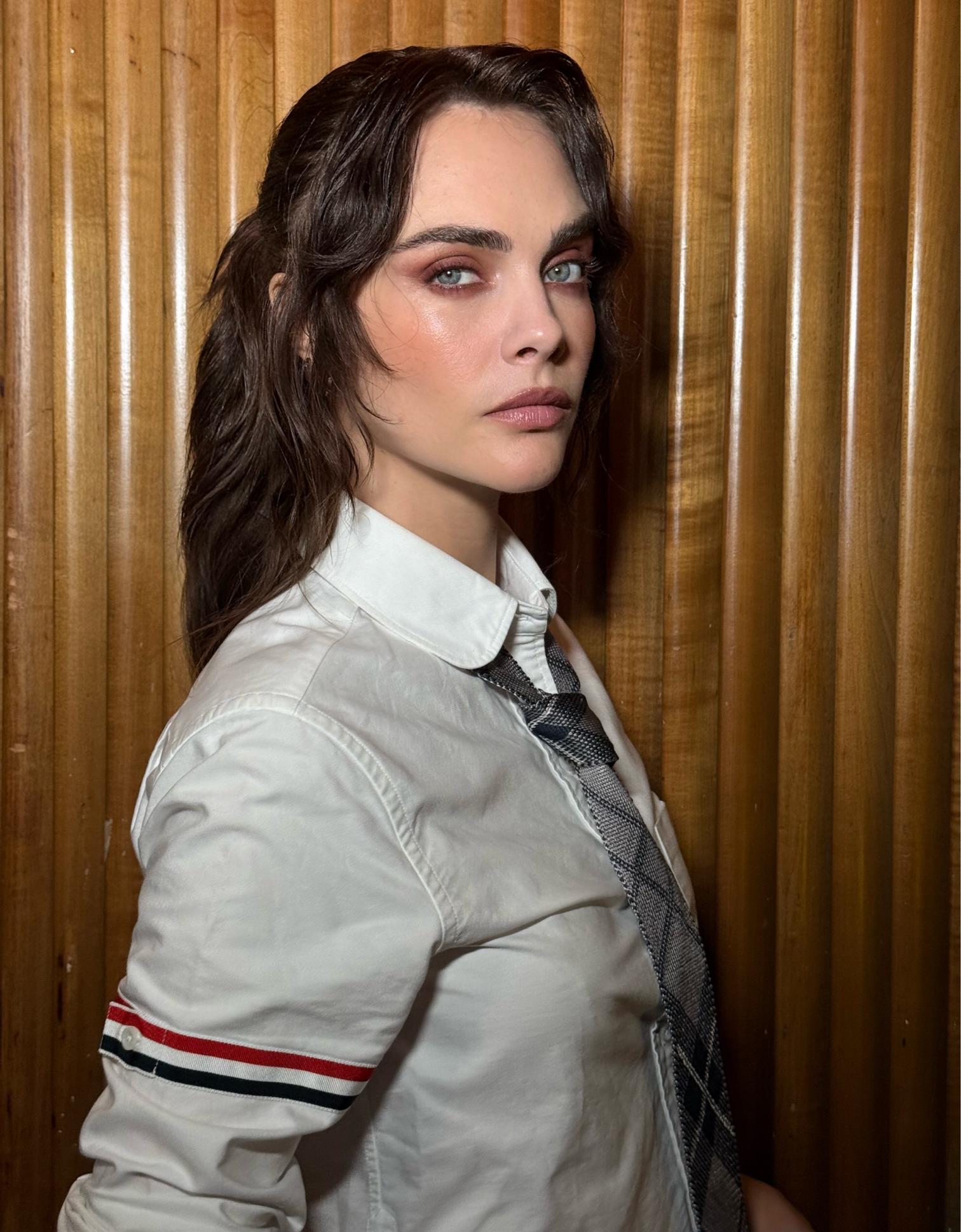 1 رئيسية اطلالة Cara Delevingne برسمات المكياج البني مع الاحمر (1)