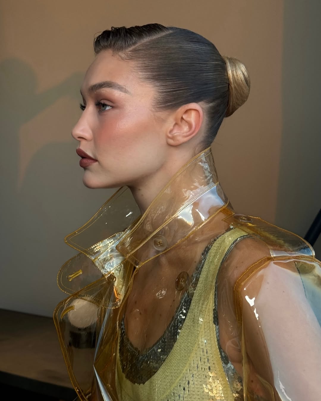 1 رئيسية اطلالة Gigi Hadid بألوان البلاشر البرونزي مع التموجات القوية- الصورة من حساب Dimitris Giannetos على انستغر