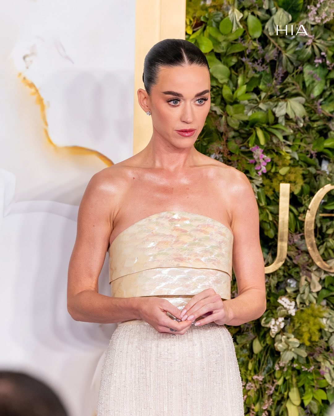 اطلالة Katy Perry برسمات المكياج البني