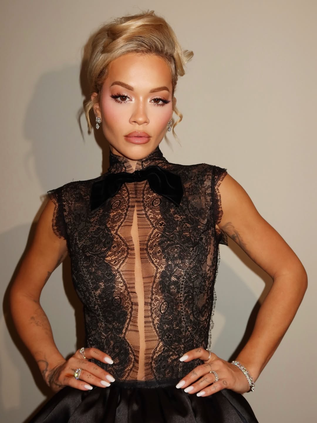 1 رئيسية اطلالة Rita Ora برسمات المكياج الوردي