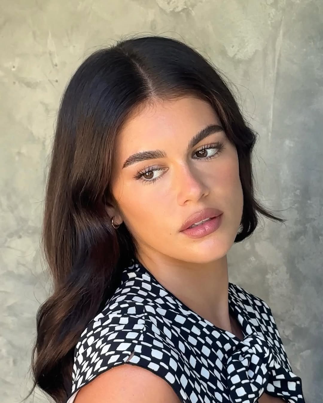1 رئيسية الحماية من الشمس خطوة ضرورية  على طريقة kaia Gerber