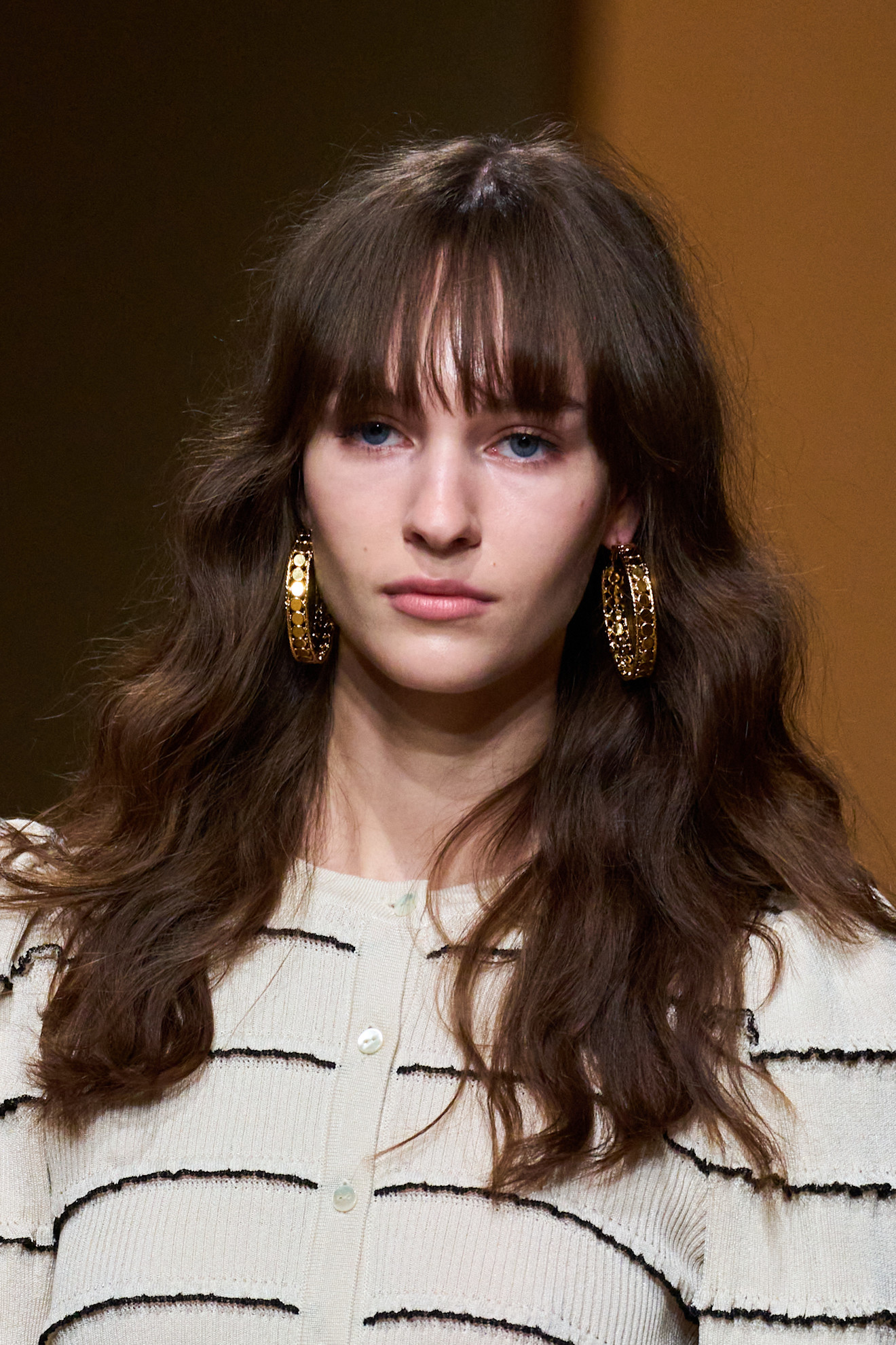 1 رئيسية الغرة الامامية الكثيفة بأسلوب الـBeachy Waves من دار Luisa Spagnoli