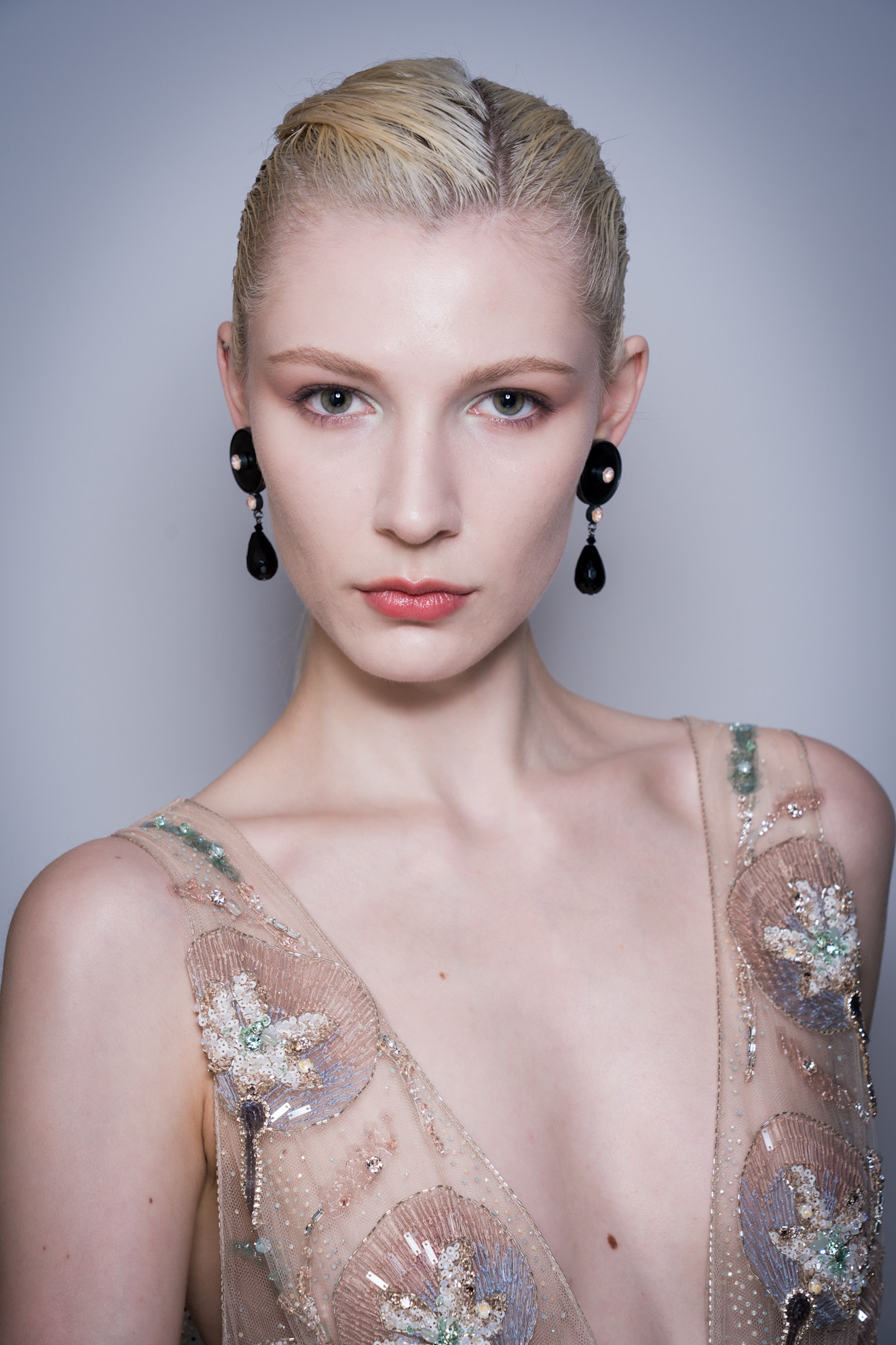 1 رئيسية المكياج الراقي عنوان اليوم الثاني من أسبوع الموضة الهوت كوتور الباريسي لربيع وصيف 2026