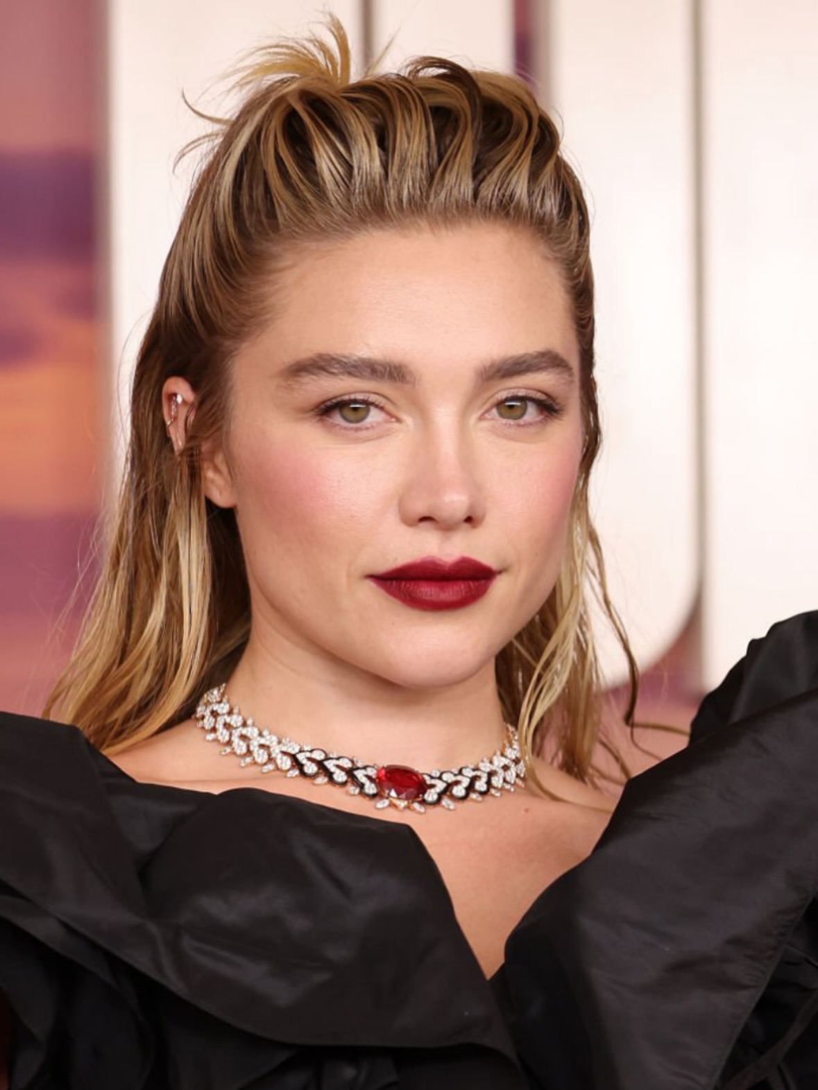 1 رئيسية الوان احمر الشفاه القوية بتدرجات البرغندي من وحي Florence Pugh- الصورة من حساب خبير المكياج Alex Babsky على انستغرام