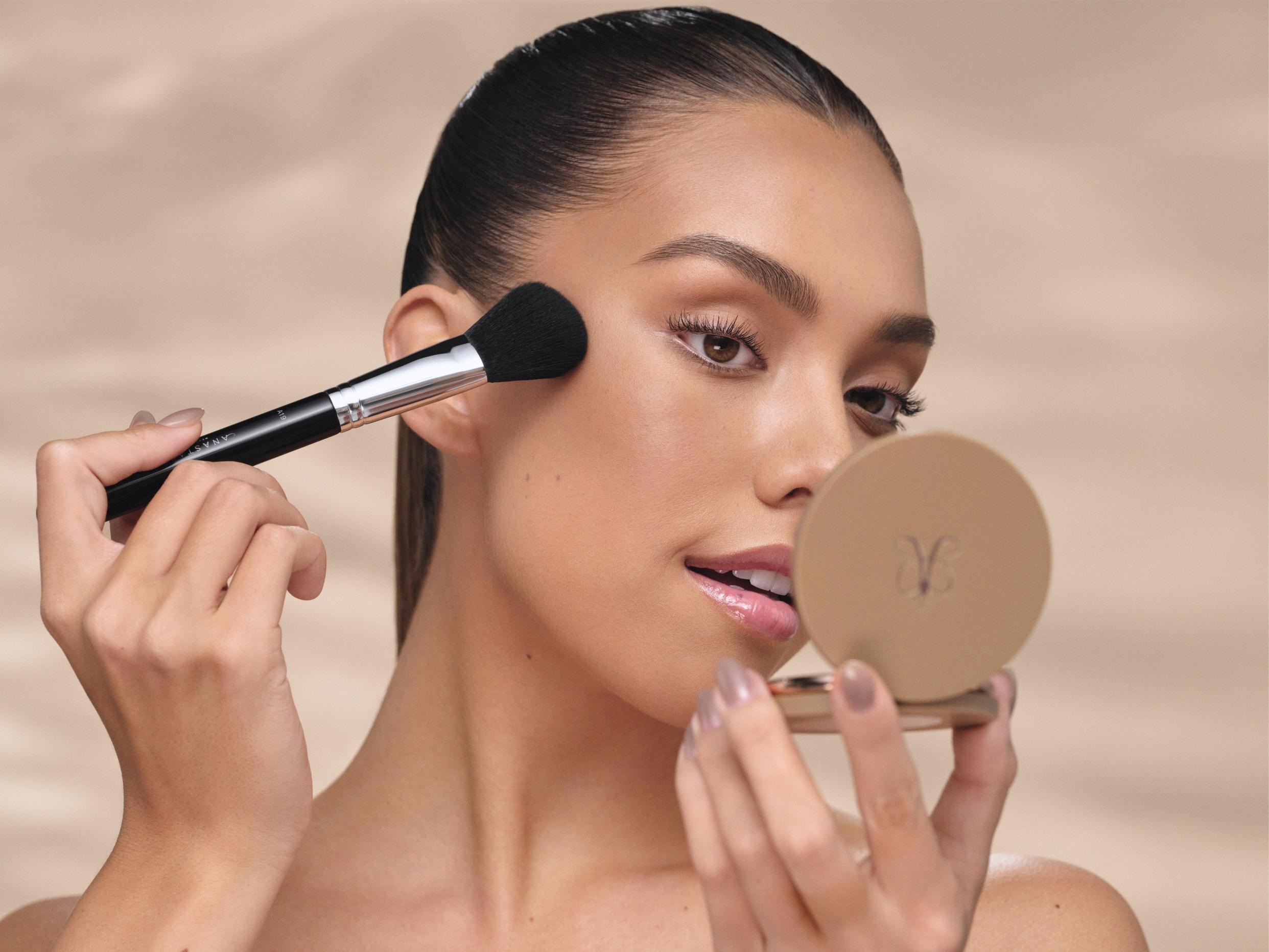 1 رئيسية برونزر  SMOOTH BLUR BRONZER  من علامة أنستازيا بيفرلي هيلز Anastasia Beverly Hills